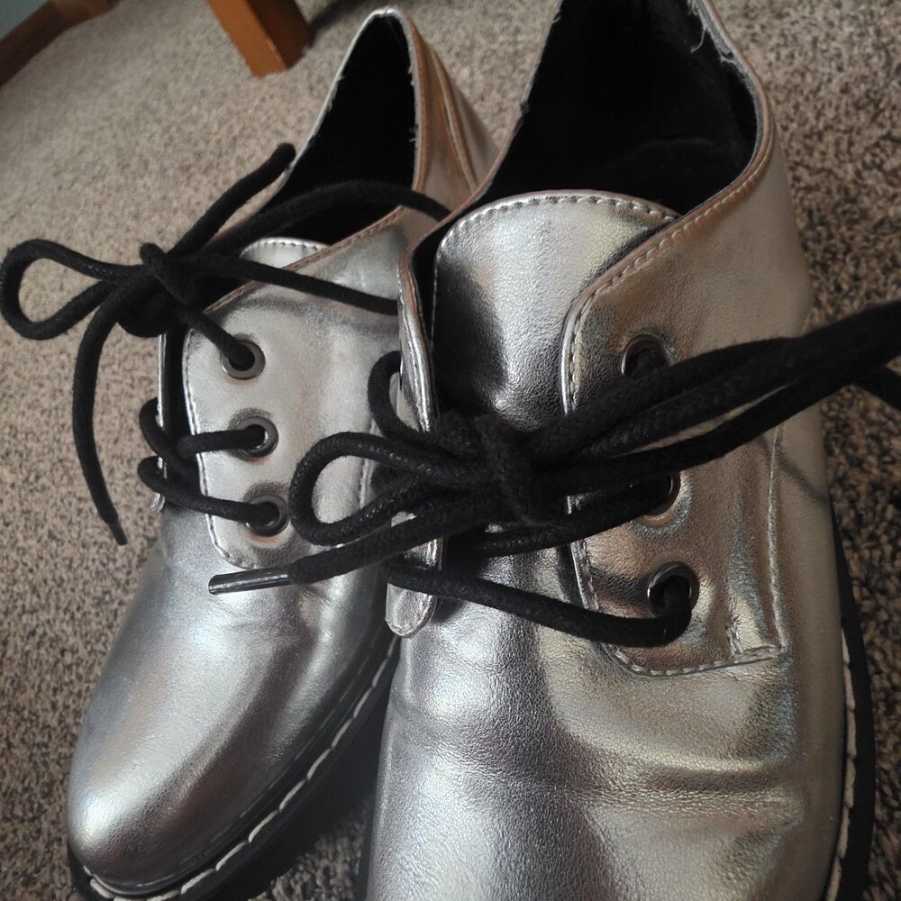 Madden Girl Platform Oxford Shoes Size 7.5  Silver Chunky Lace Up Retro Y2K - Picture 3 of 13